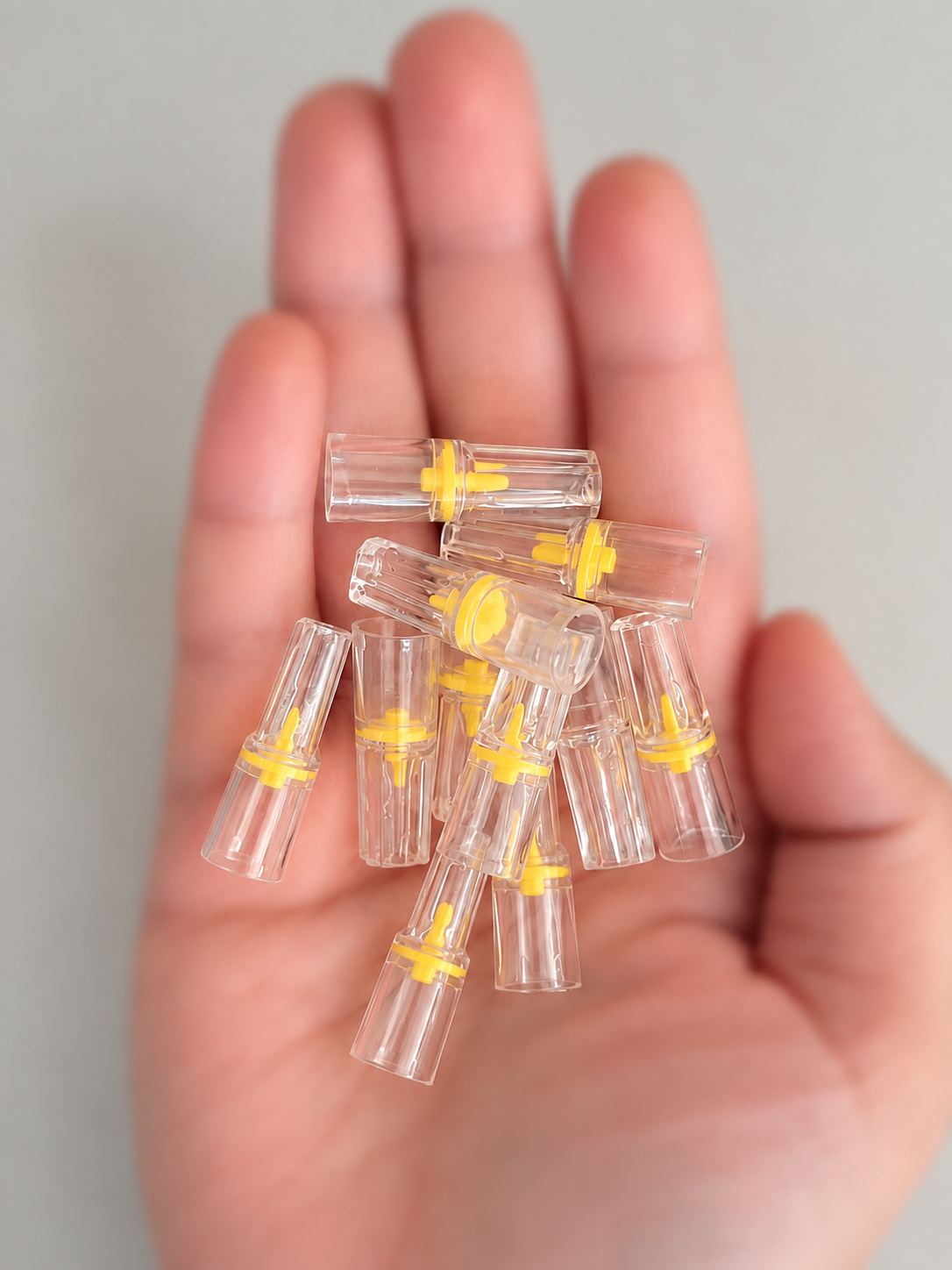 EFFICIENT Disposable Cigarette Filters 8-Hole 600 Count Bulk Filter Tips with Free Travel Case
